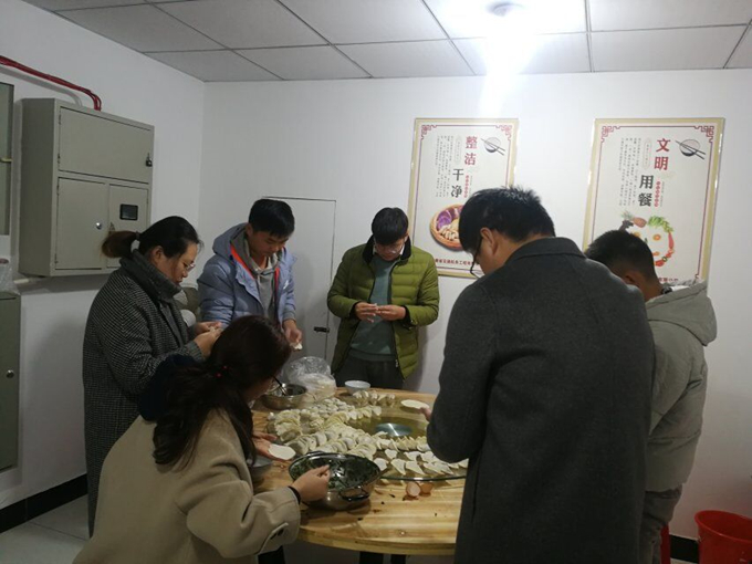 冬至陽生春又來，溫暖感恩促情誼——廣德路項(xiàng)目部舉辦包餃子活動